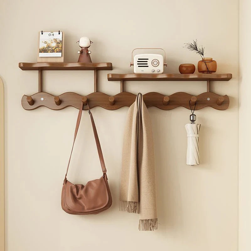 Porte-manteau mural en bois foncé avec étagères, sac, écharpe et parapluie suspendus
