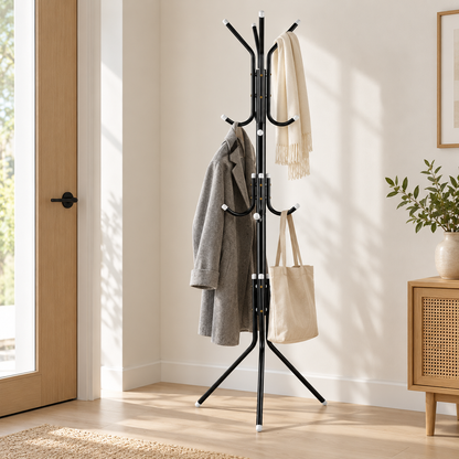 Porte-manteau en métal noir autoportant avec manteau gris et cabas suspendus