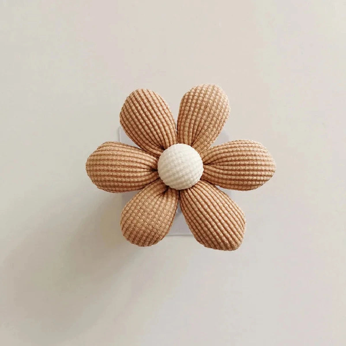 Crochet mural fleur en bois – Décoration nordique enfant