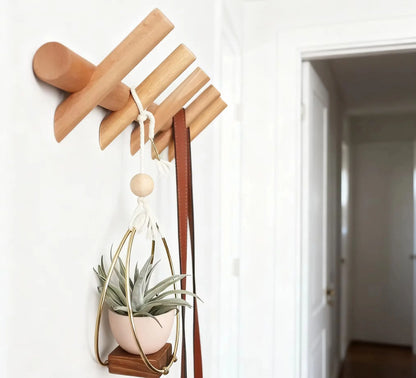 Porte-manteau mural nordique en bois massif avec crochets inclinés, sangle et suspension végétale