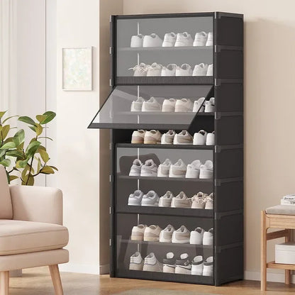 Meuble à chaussures noir à portes transparentes rabattables, avec une porte ouverte, dans un salon