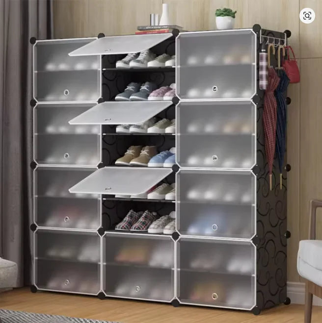 Meuble à chaussures modulable en cubes noirs avec portes translucides à rabat et parapluies suspendus sur le côté
