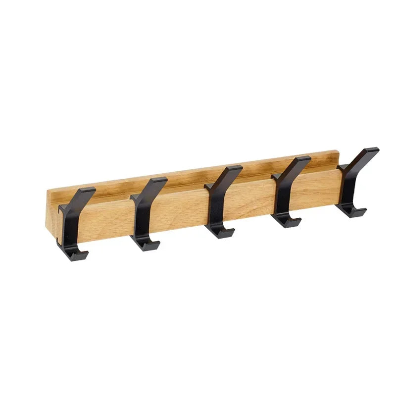 Rail en bois clair avec 5 crochets noirs en métal à double bras, sur fond blanc