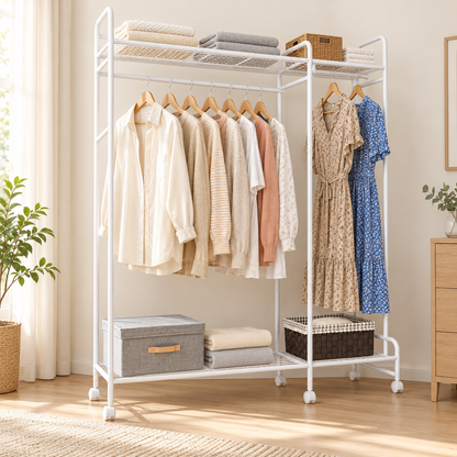 Porte-vêtements blanc à roulettes avec étagère haute grillagée chargée de linge plié